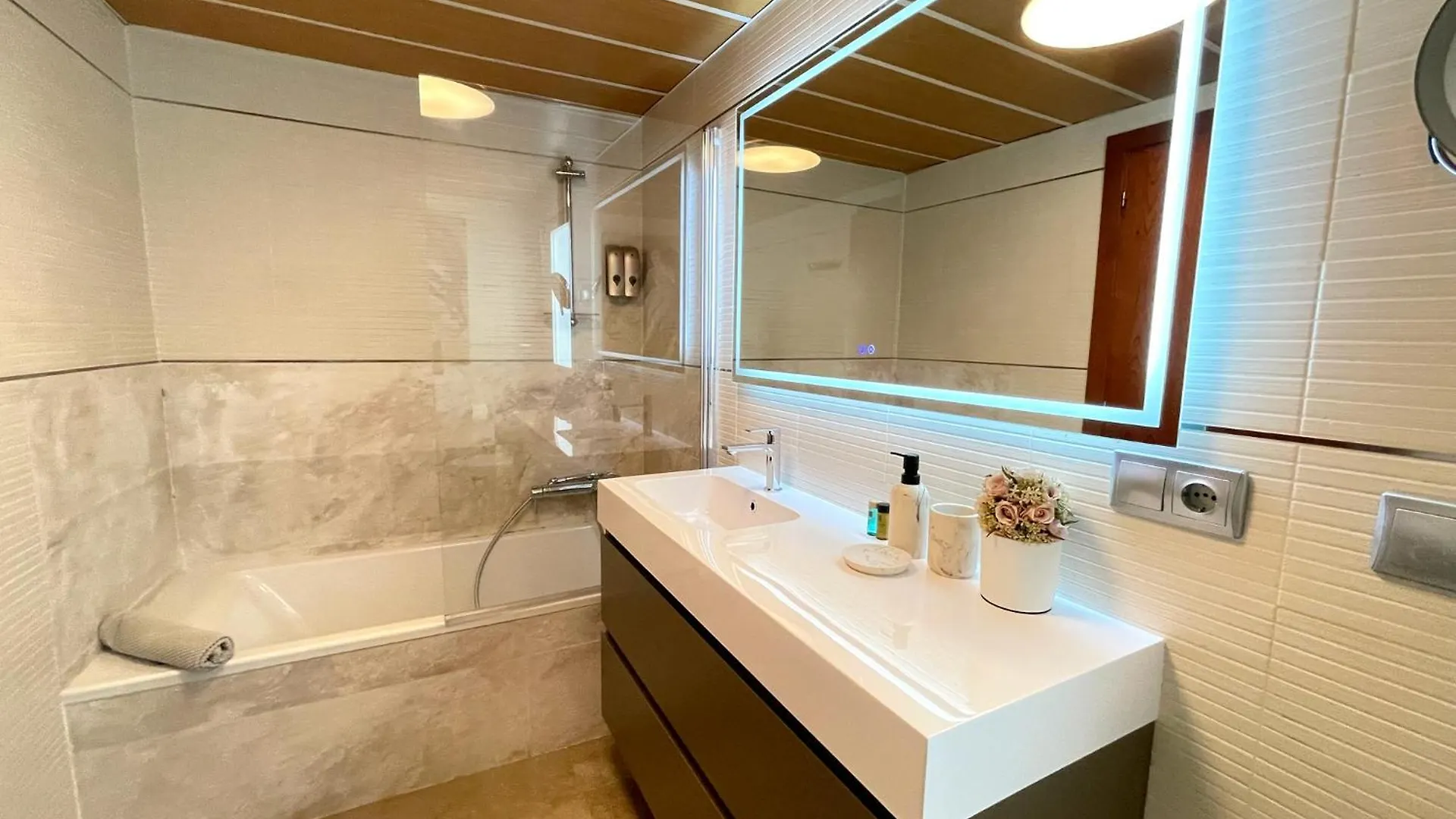 Atico En Plaza De La Constitucion 3 Bedrooms Málaga Apartman