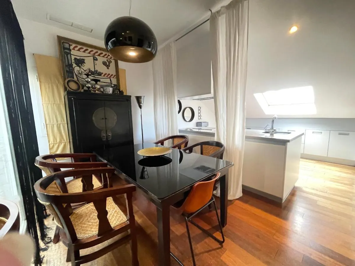 Atico En Plaza De La Constitucion 3 Bedrooms 말라가 0*,