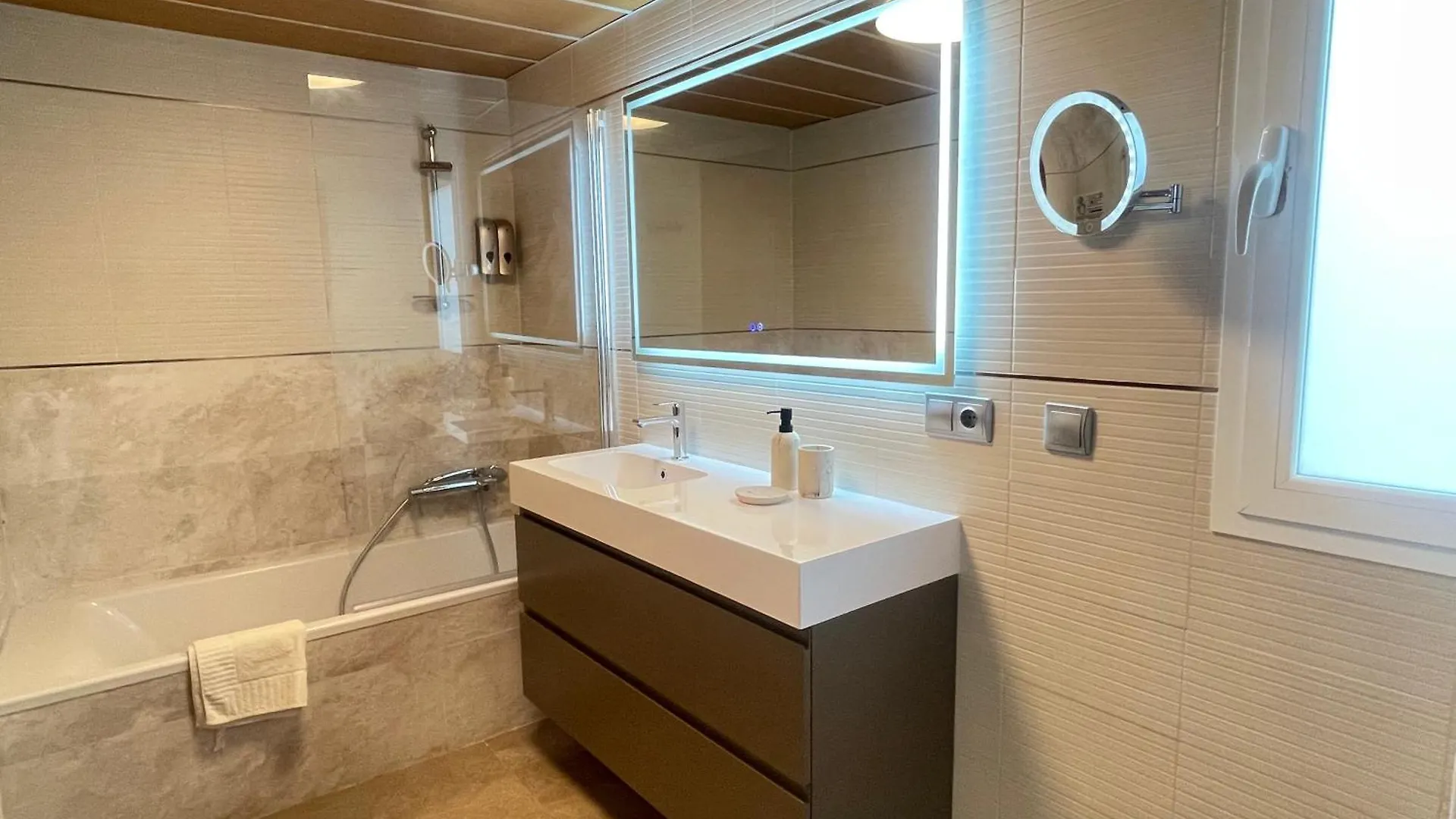 Atico En Plaza De La Constitucion 3 Bedrooms 말라가 0*,  스페인