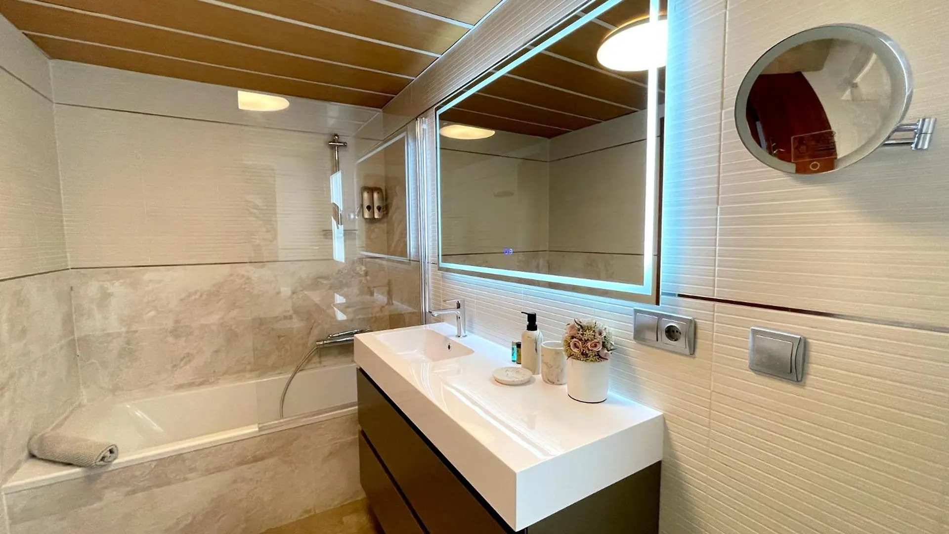 아파트 Atico En Plaza De La Constitucion 3 Bedrooms 말라가